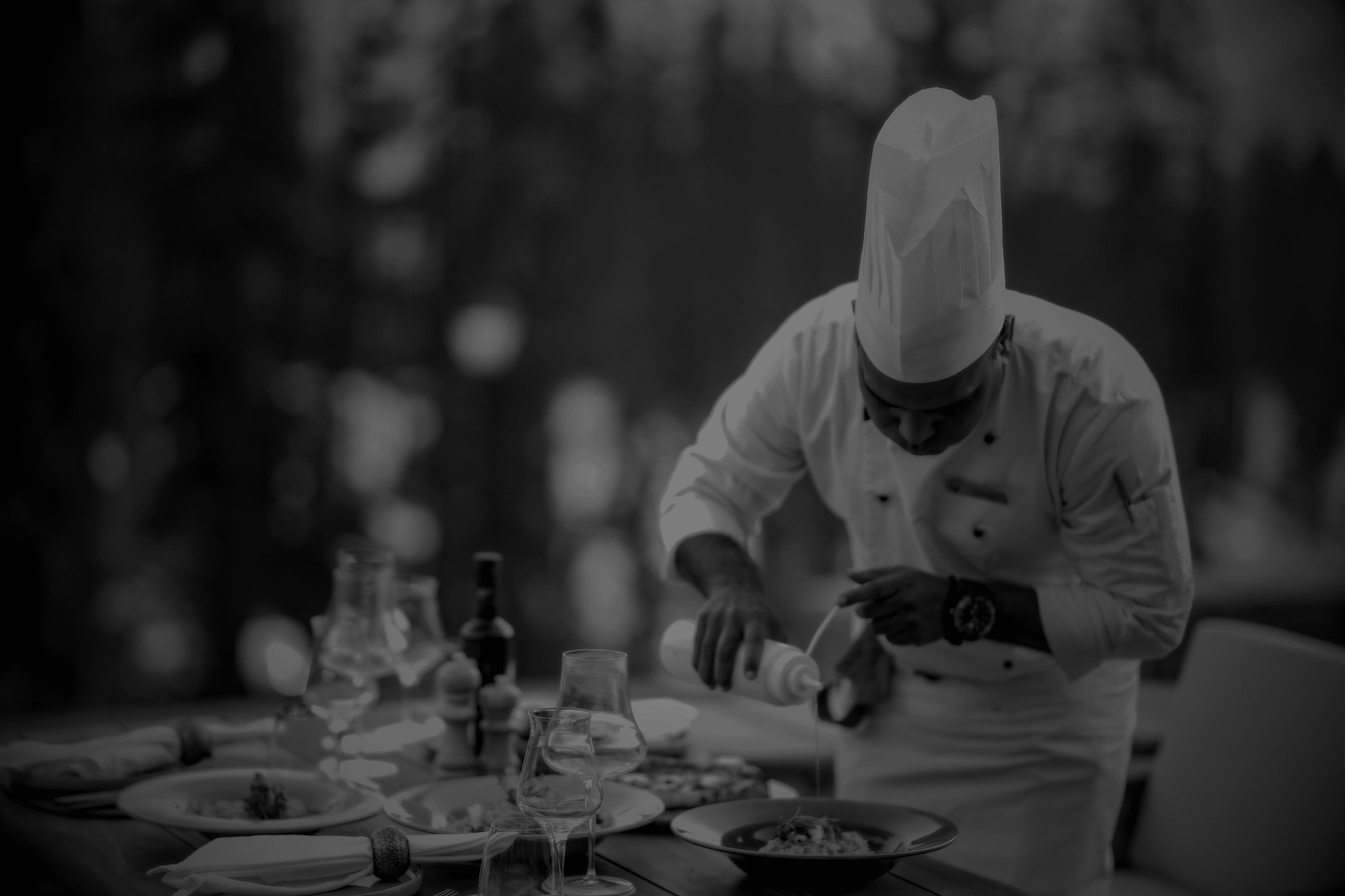 Chef bereidt een gerecht